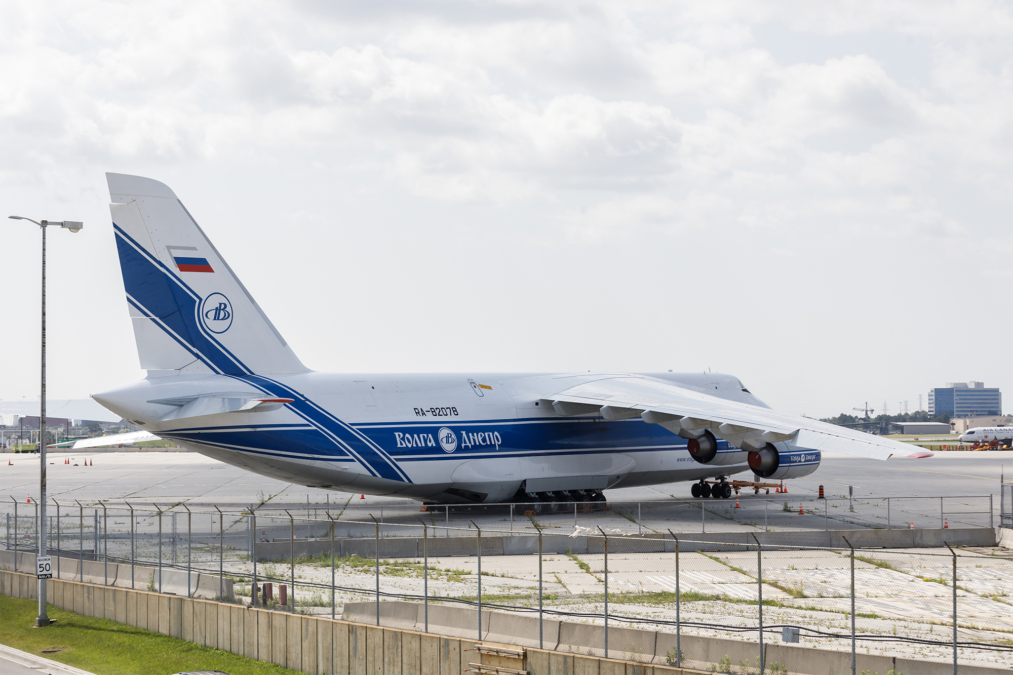 Від дронів, до танків і конфіскованого у РФ літака. Яку допомогу Україні передавала Канада