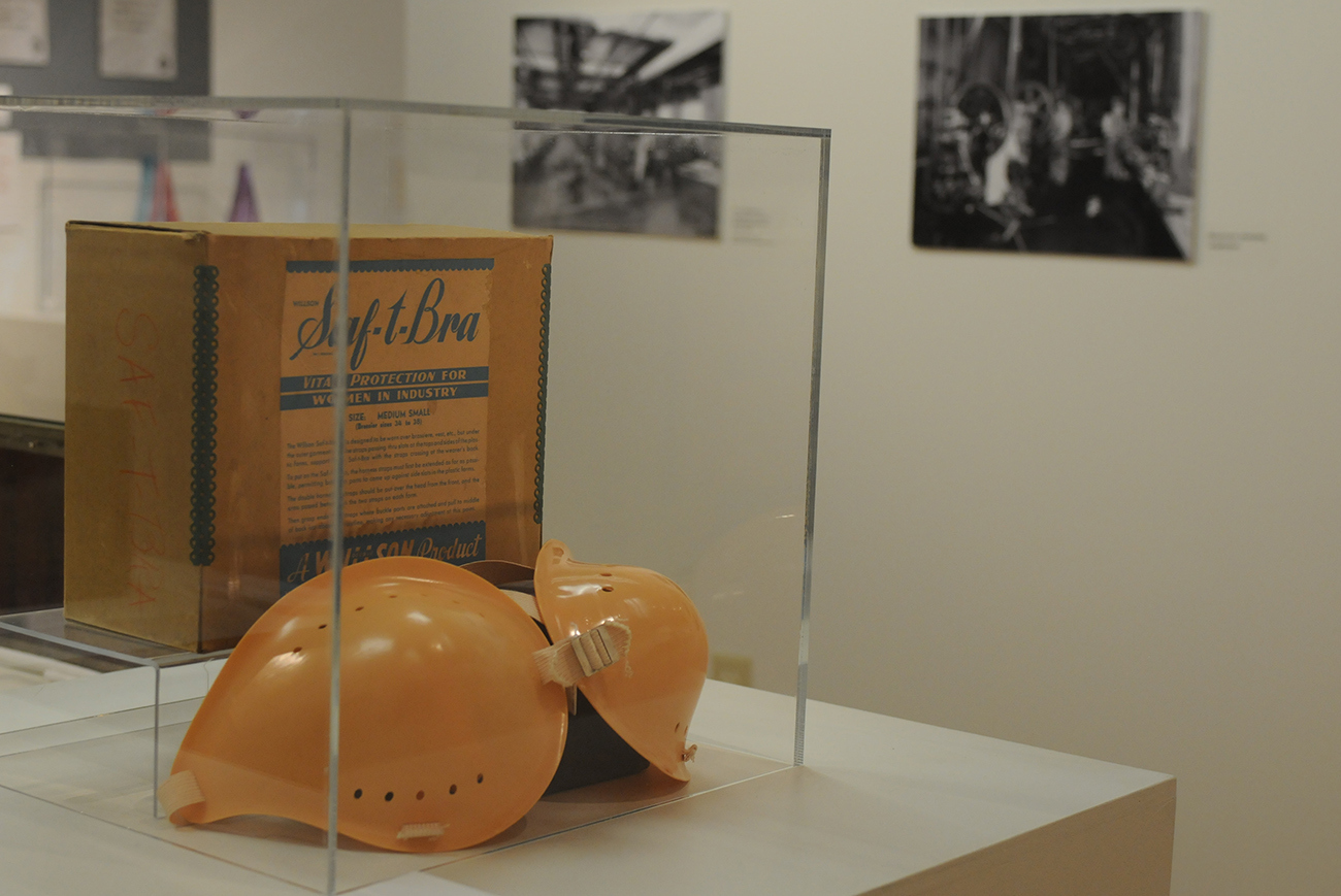 Пластиковий бюстгальтер: навіщо жінки носили його під час Другої світової війни