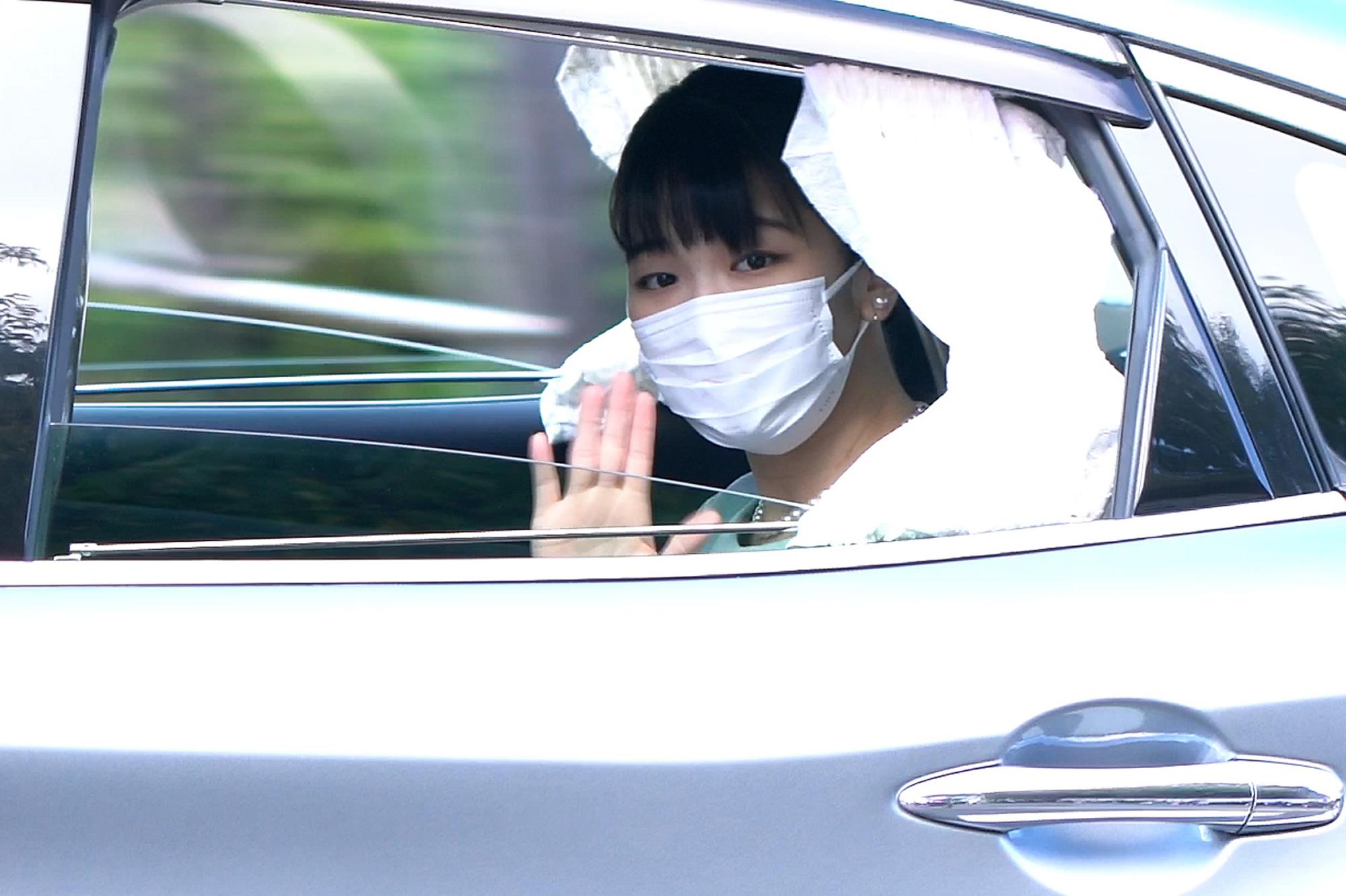 Принцесса Японии вышла замуж за юриста, отреклась от семьи и 1,3 млн долларов: красивая история любви на фото