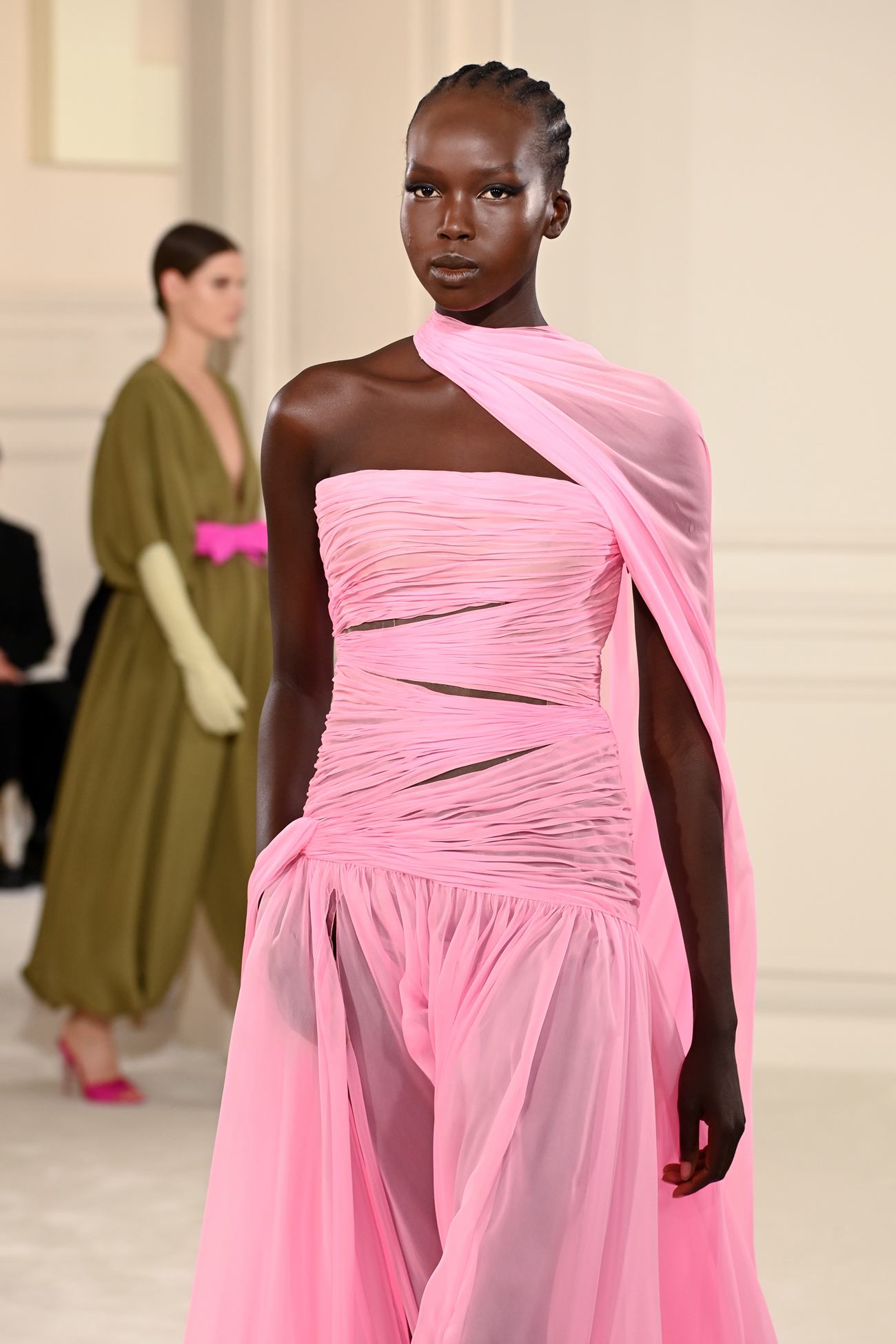 Сказочная роскошь, минимализм и многослойность: самые яркие образы кутюрной коллекции Valentino