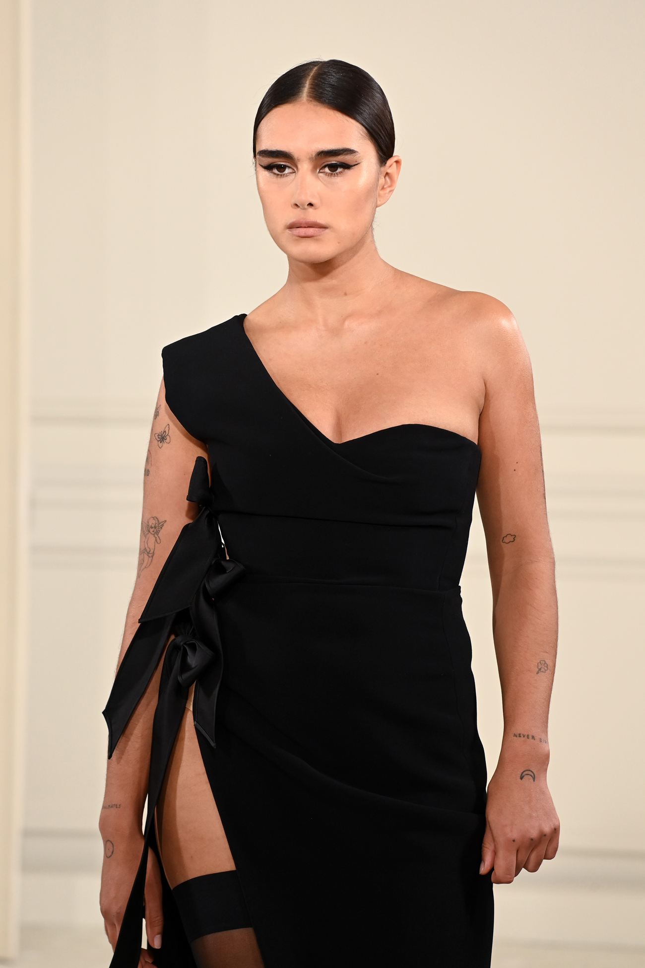 Казкова розкіш, мінімалізм і багатошаровість: найяскравіші образи кутюрної колекції Valentino