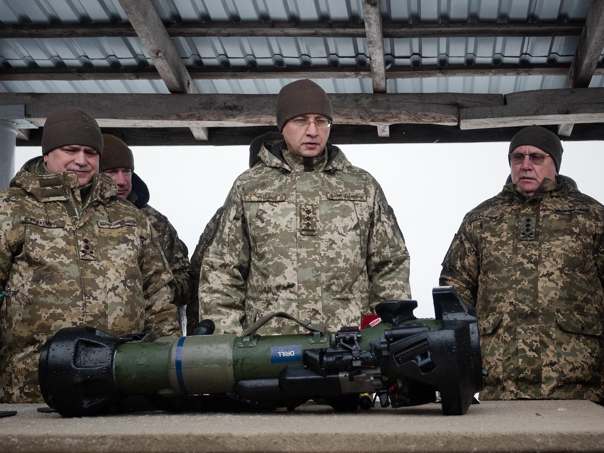 Британия передала комплексы NLAW. Как ВСУ учатся уничтожать ими танки: фоторепортаж