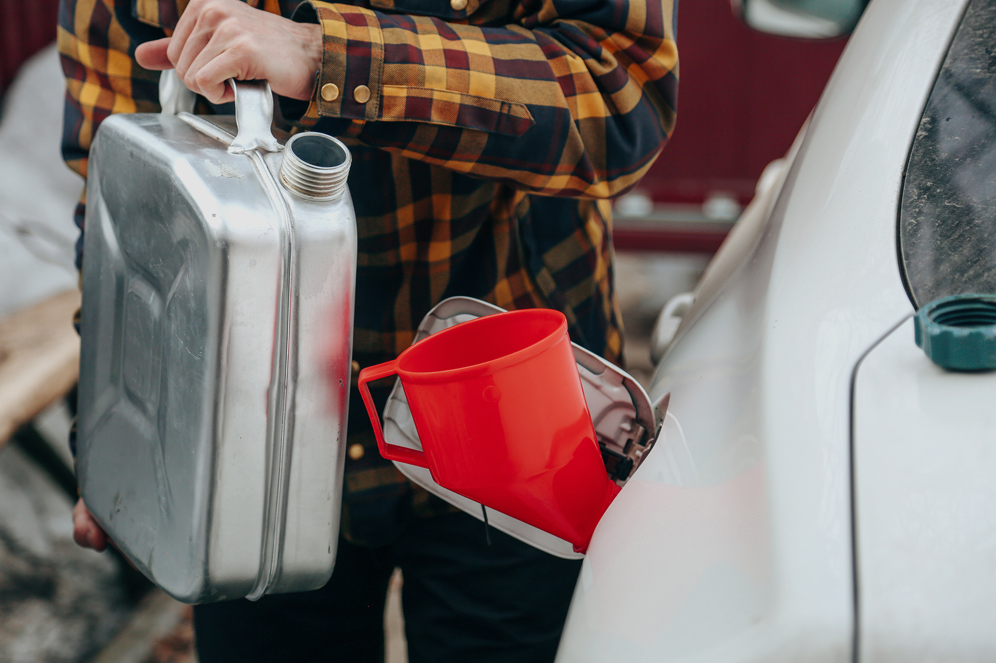 Можно ли в старую машину лить современный бензин: советы водителям