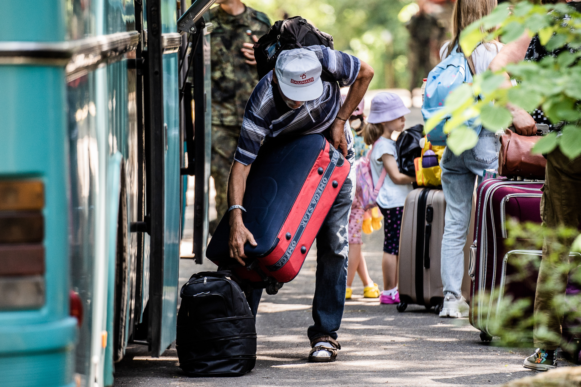 Правила змінюються. Які країни урізують допомогу українським біженцям