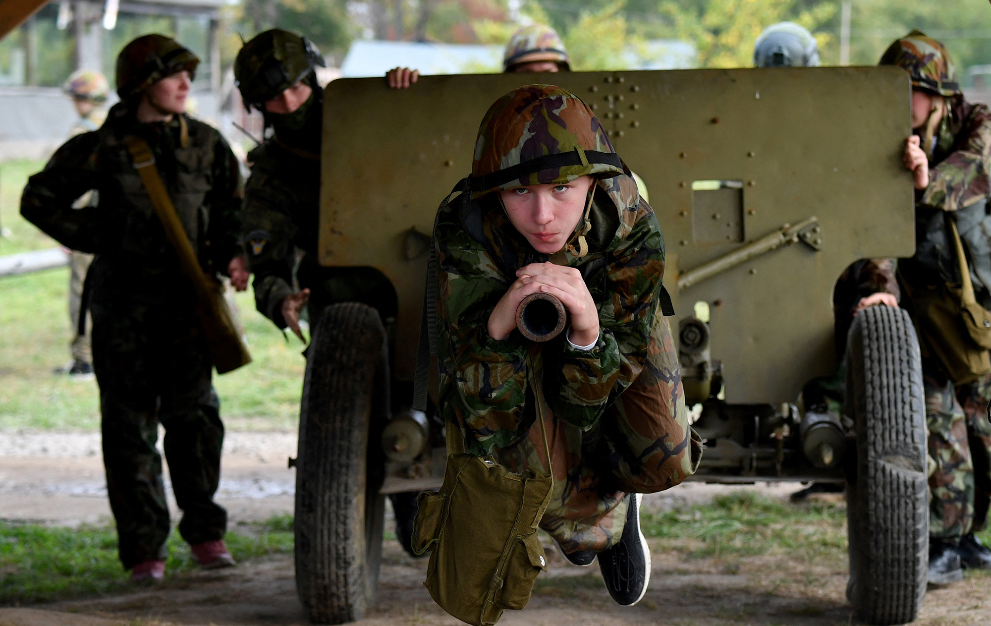 Юная армия Путина. Как Кремль заставляет украинских детей служить России