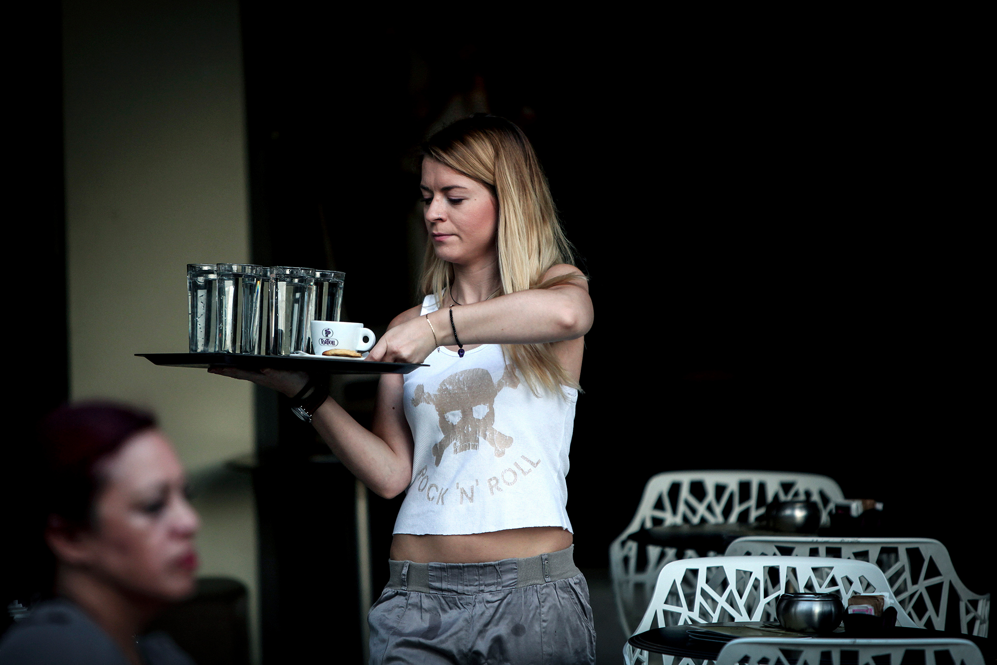 Работа с туристами. Какие вакансии и зарплаты предлагают украинцам в Греции