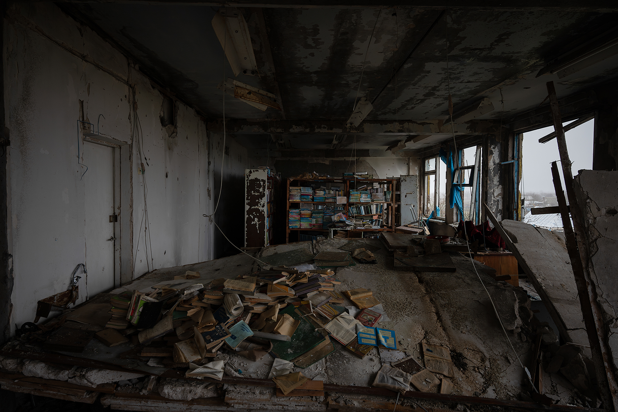 "Спалюють або переїжджають танками". Скільки книг з українських бібліотек знищили росіяни