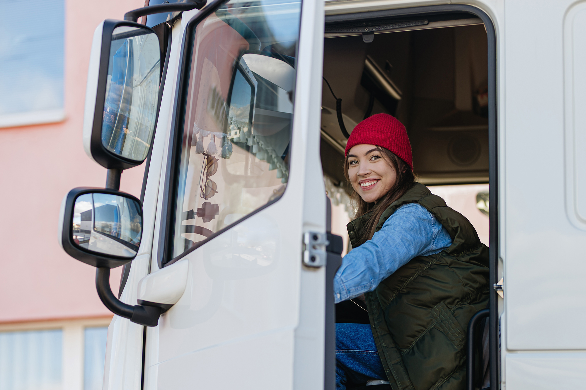 Брак людей та жінки на "чоловічих" посадах. Як змінився ринок праці через війну та мобілізацію