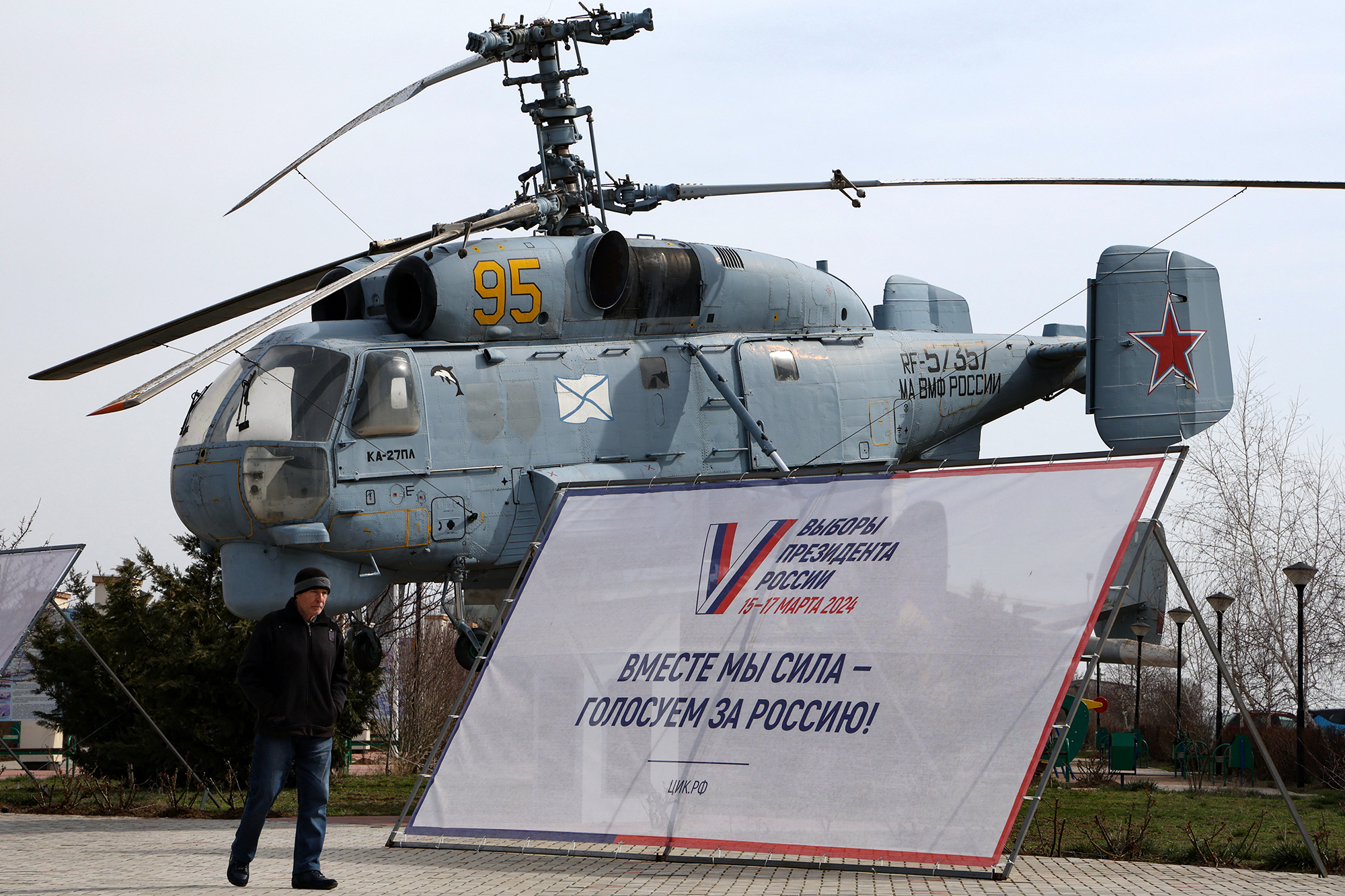 "Вибори" під дулом автомата. Як українців в окупації змушують голосувати за Путіна