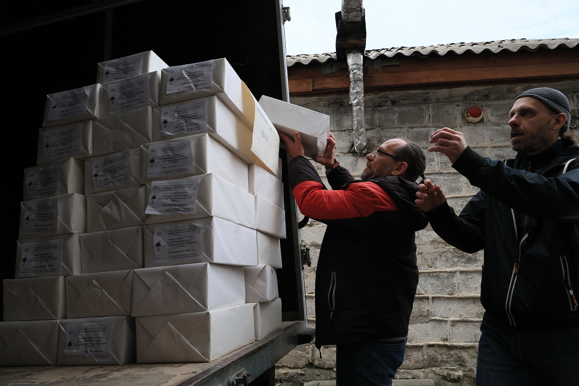 "Вибори" під дулом автомата. Як українців в окупації змушують голосувати за Путіна