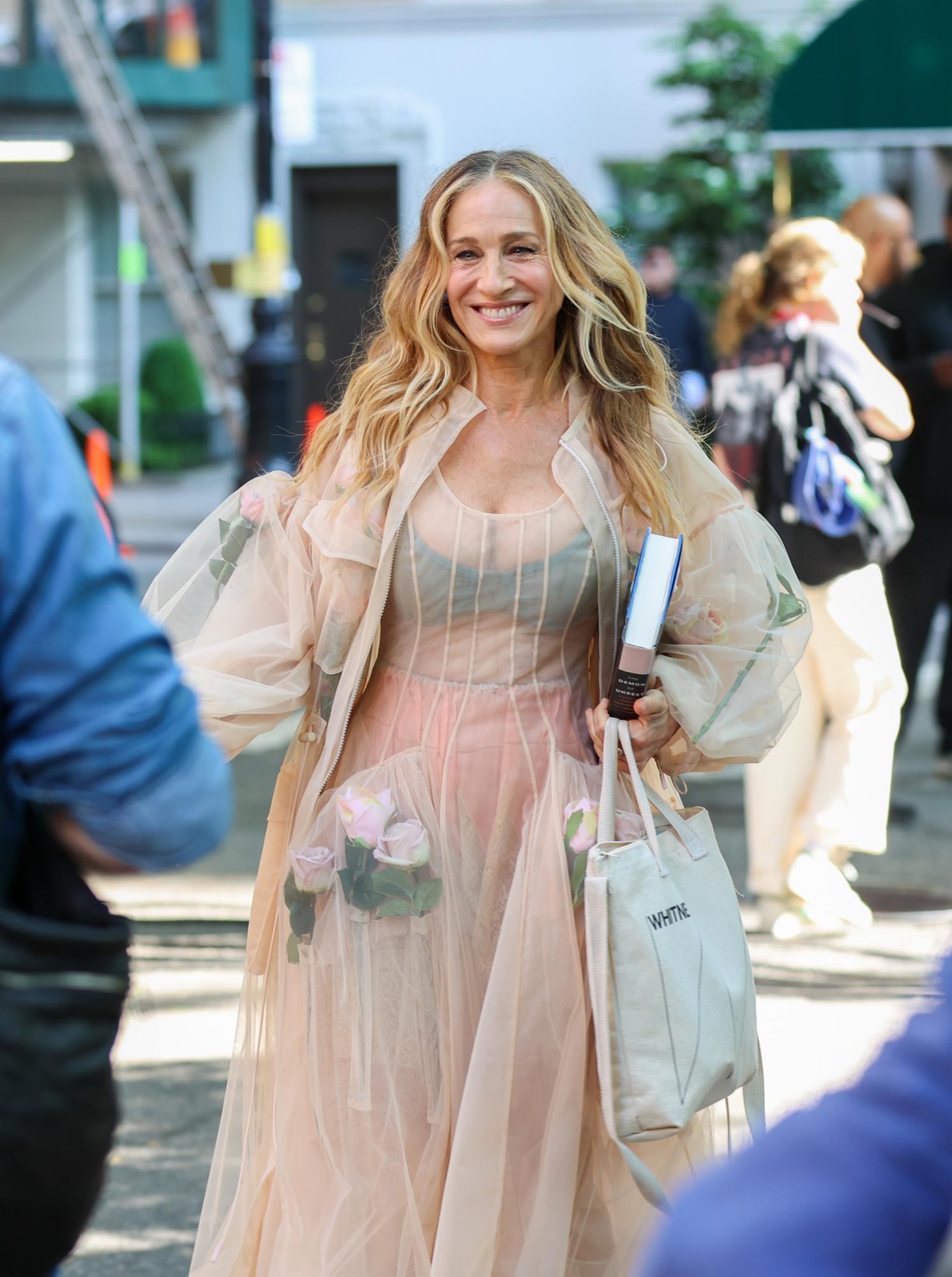 Сара Джессіка Паркер показала яскраві кадри зі зйомок нового сезону популярного серіалу