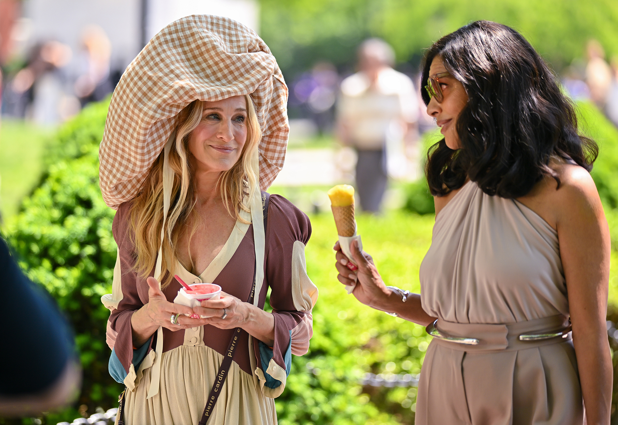 Сара Джессіка Паркер показала яскраві кадри зі зйомок нового сезону популярного серіалу