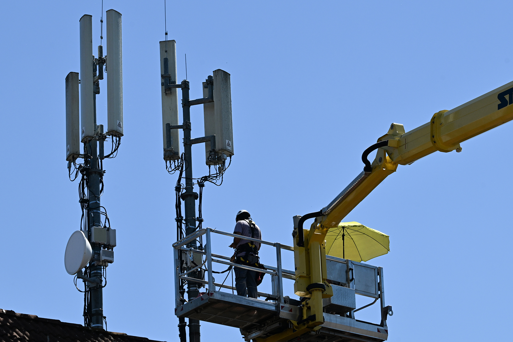 Залишитися на зв’язку. Як мобільні оператори та Мінцифри готуються до блекаутів