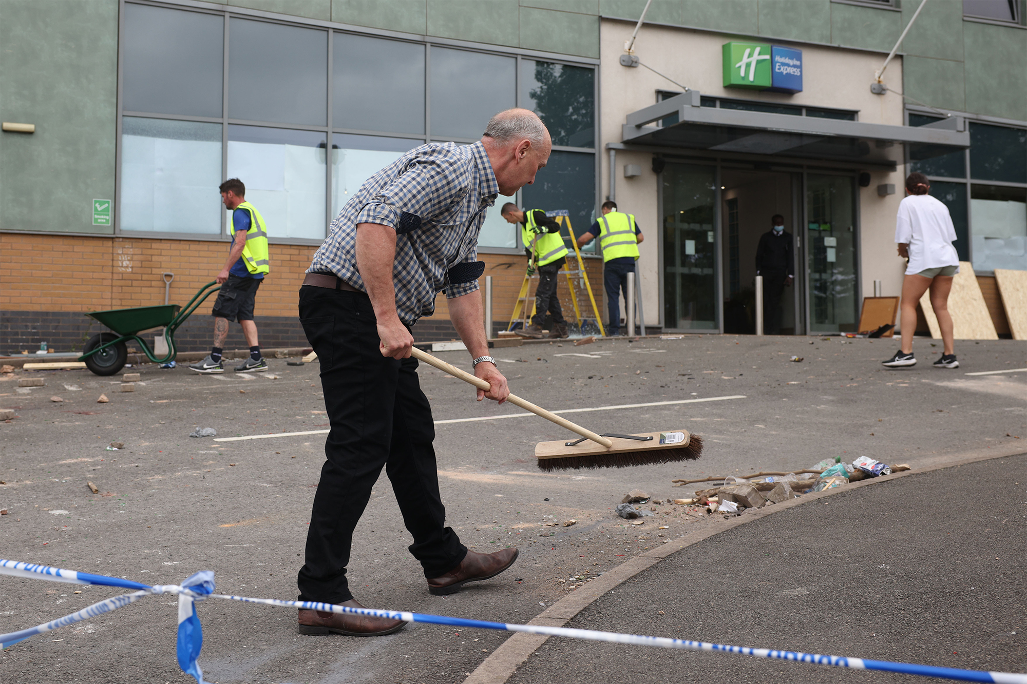 Напади на готель з біженцями та мечеть. Що відомо про заворушення у Великій Британії