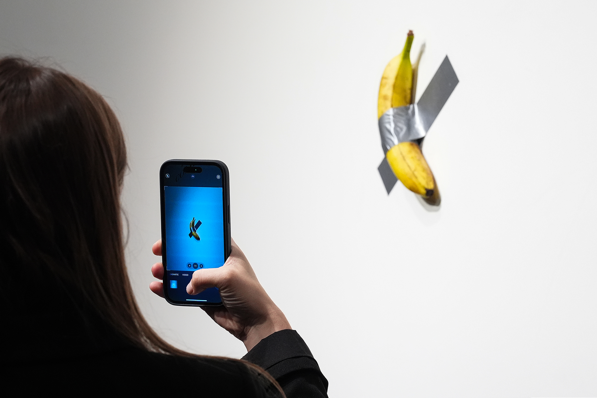 Скандальну картину з бананом виставили на продаж через 5 років: за неї хочуть космічну суму