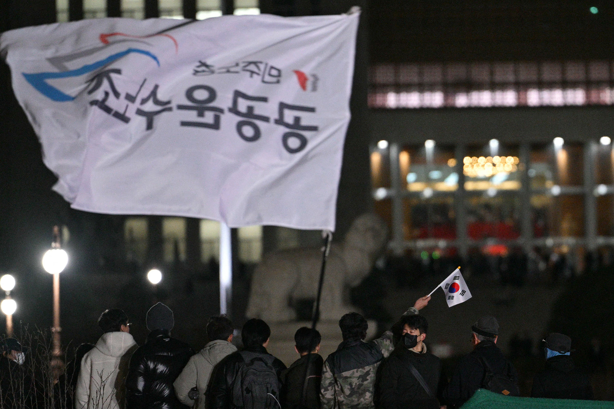 "Рішення на емоціях". Як воєнний стан загострив політичну кризу в Південній Кореї