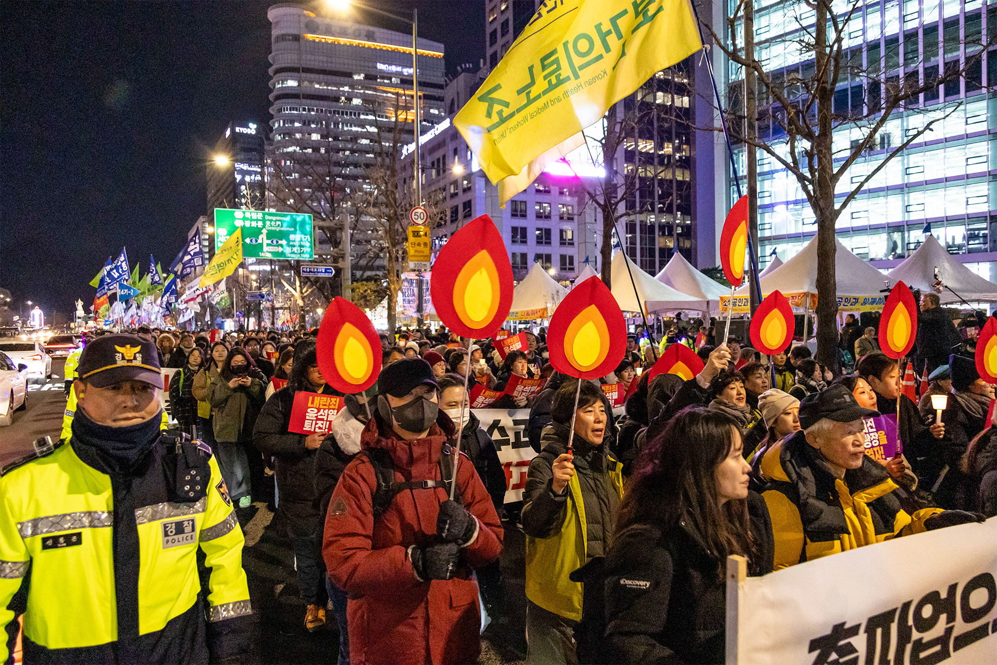"Рішення на емоціях". Як воєнний стан загострив політичну кризу в Південній Кореї