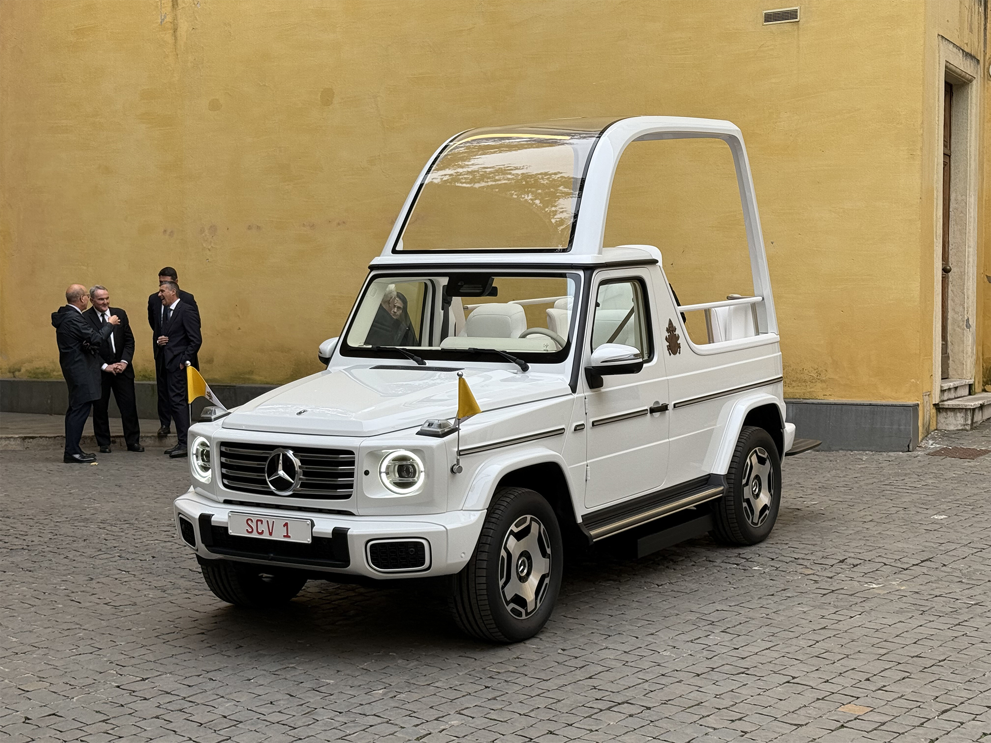 Франциск и его последний подарок: кому достанется роскошный папамобиль