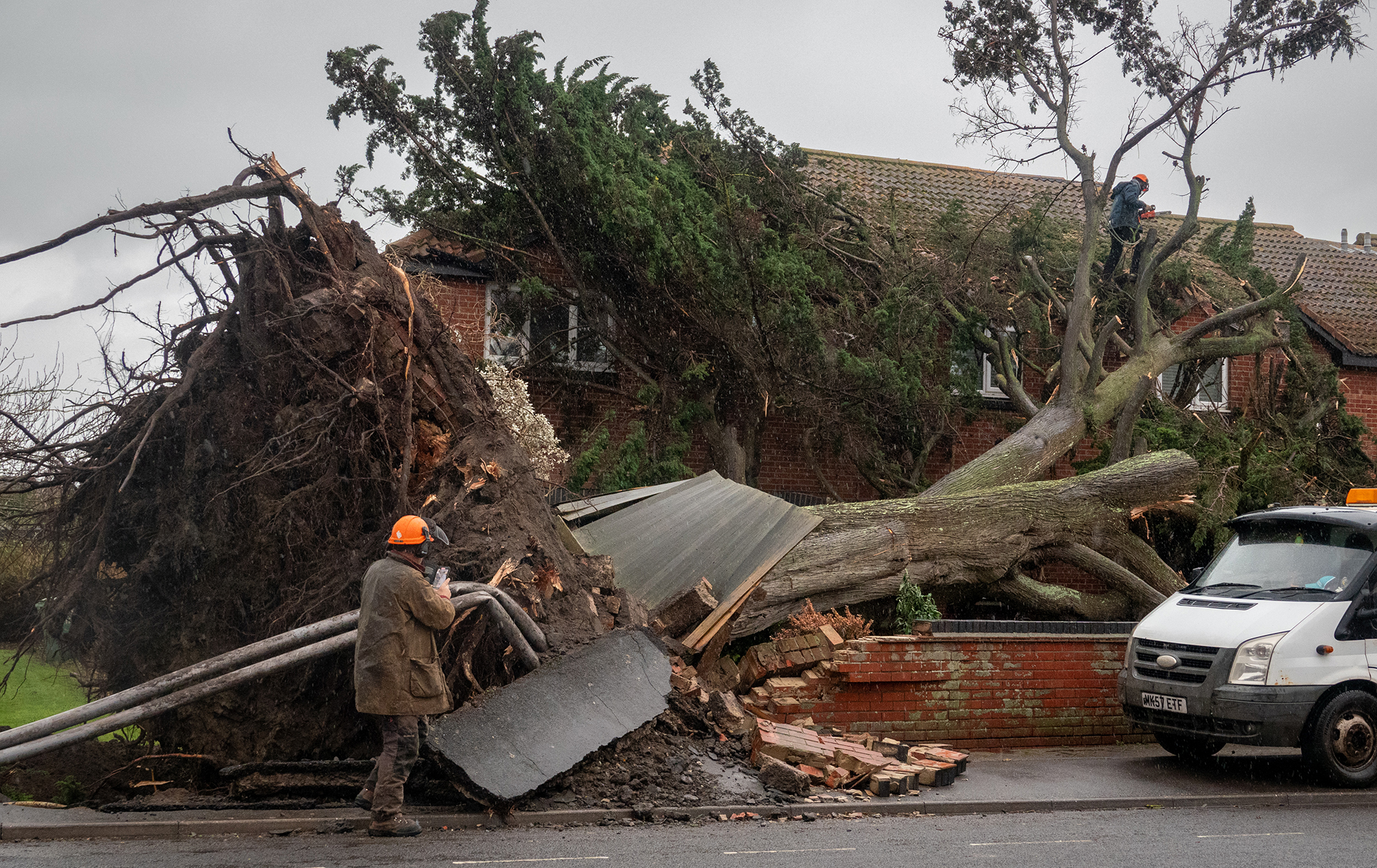 У Британії через шторм "Дарра" тисячі людей залишилися без світла: що відомо