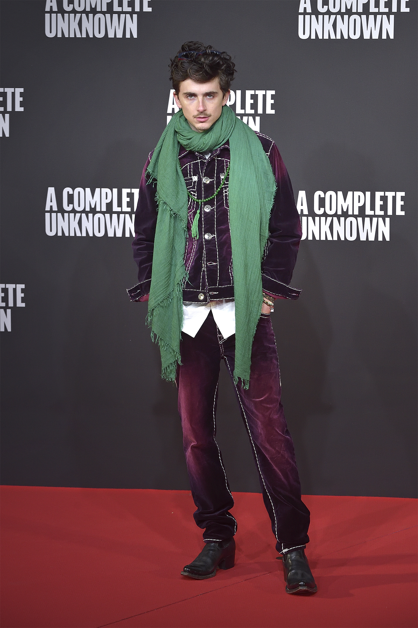 Тімоті Шаламе показав, як носити шарф, який був популярним у 2000-х (фото)