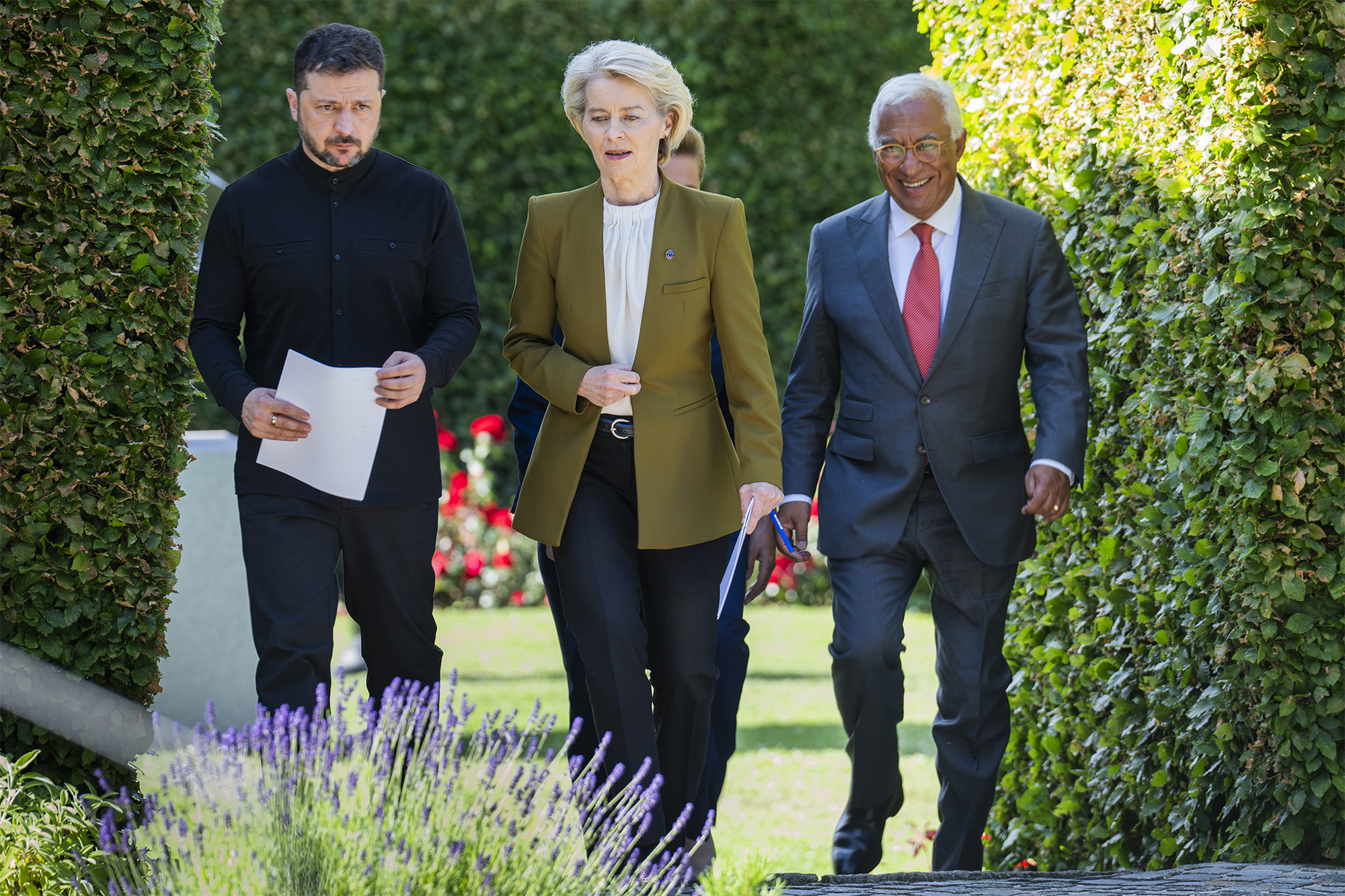 Холодный душ для президента: как скандал с НАБУ и САП ударил по Зеленскому