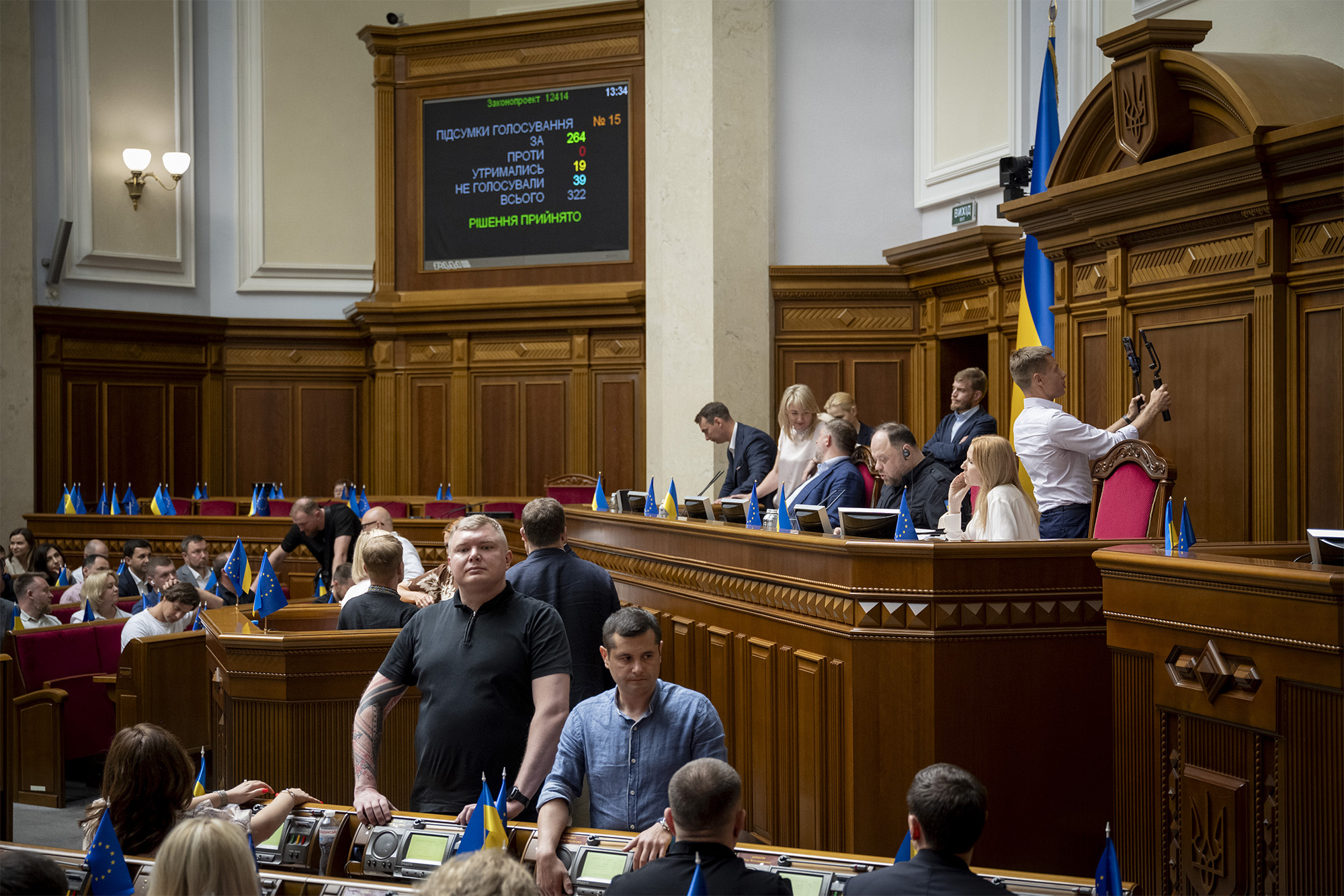 Холодный душ для президента: как скандал с НАБУ и САП ударил по Зеленскому