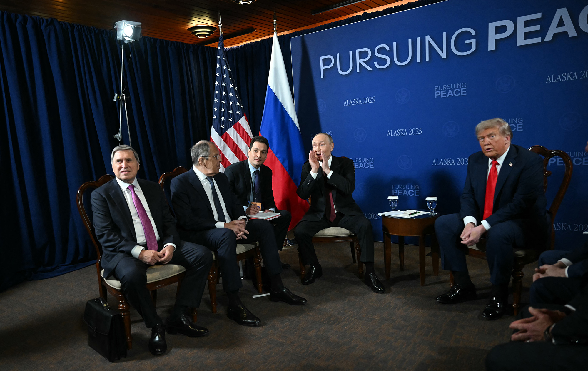 Путін двічі цинічно "не почув" питання про вбивство мирних українців