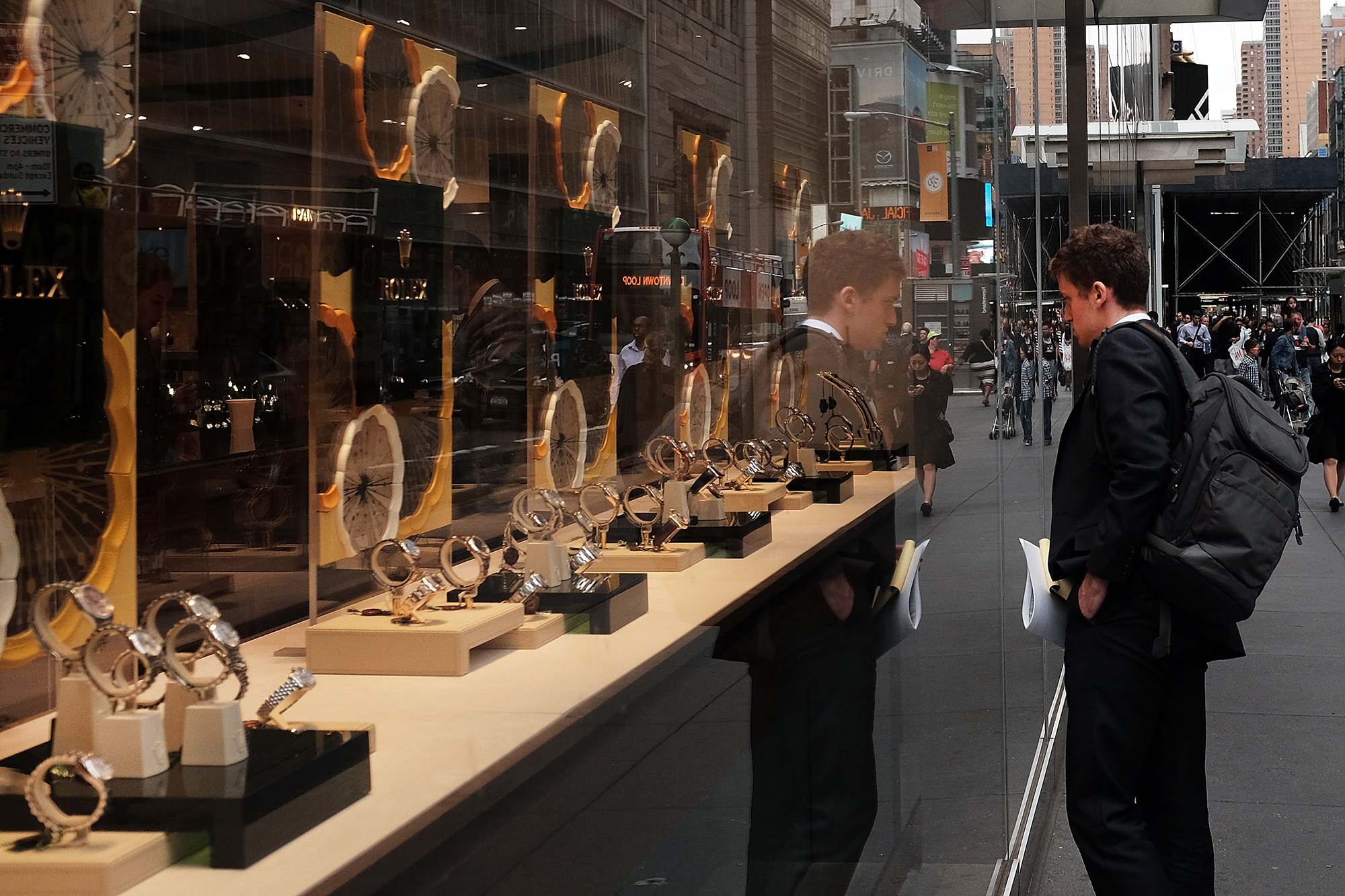 Инвестиции в роскошь: как заработать на бриллиантах, топ-брендах и искусстве