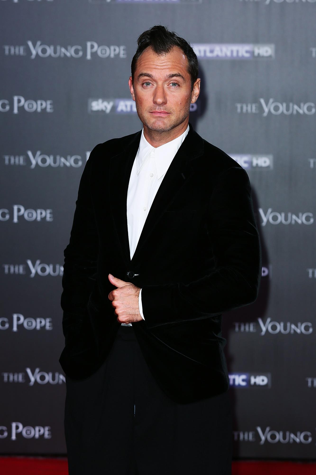 Джуд Лоу "засвітився" в образі Путіна: перші фото зі зйомок фільму "Чарівник Кремля"