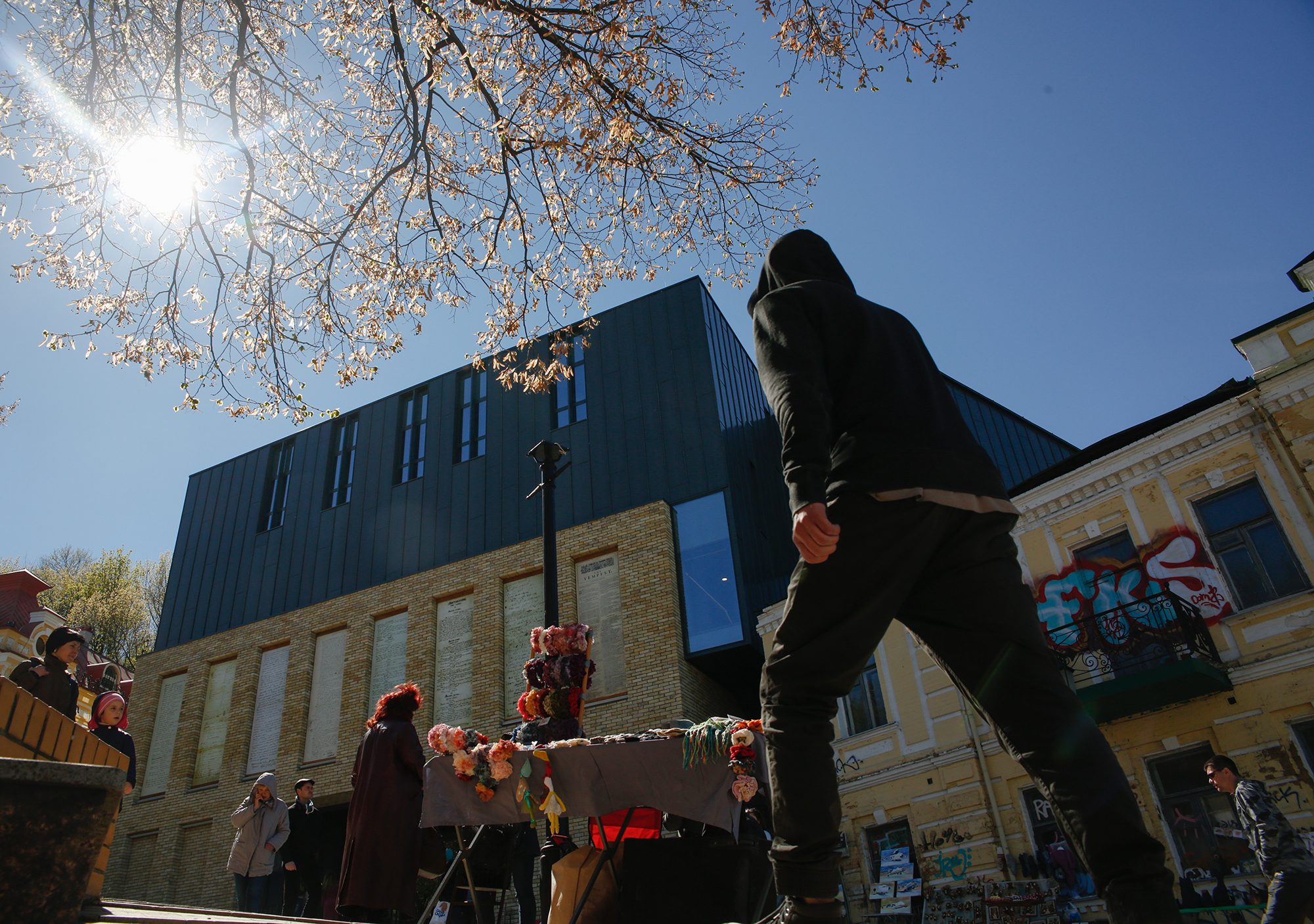 5 архітектурних шедеврів, що ідеально вписалися у історичні центри міст України