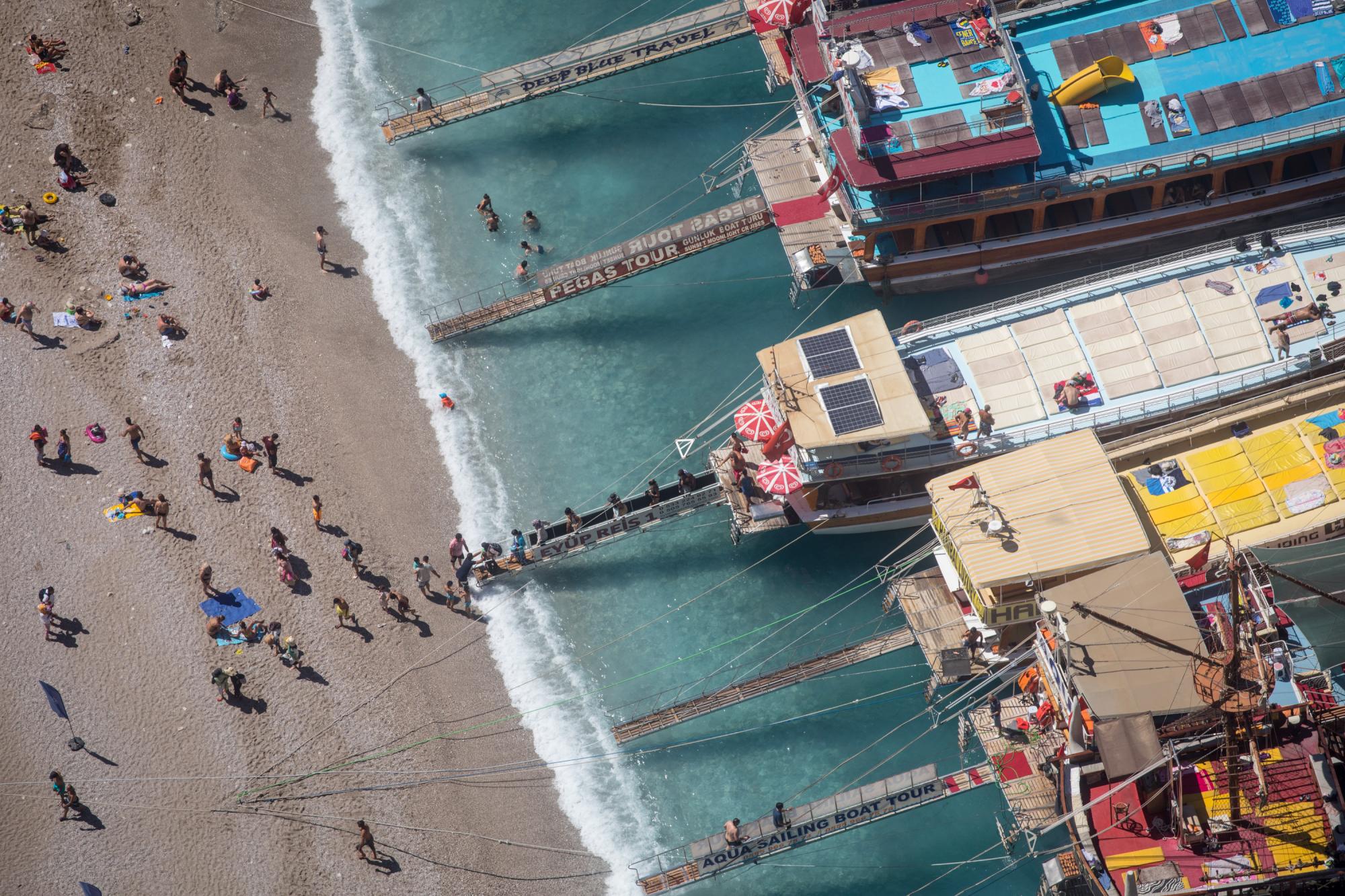 Втеча від санкцій. До яких країн все ще їздять росіяни після ізоляції в Європі