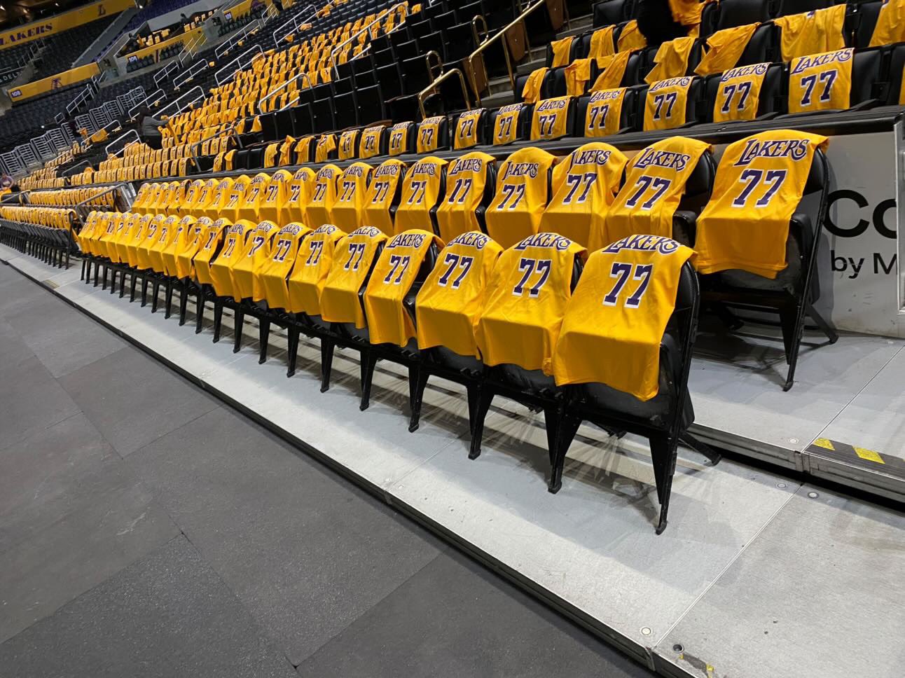 НБА: Дончіч дебютував за "Лейкерс" проти команди Михайлюка (відео)