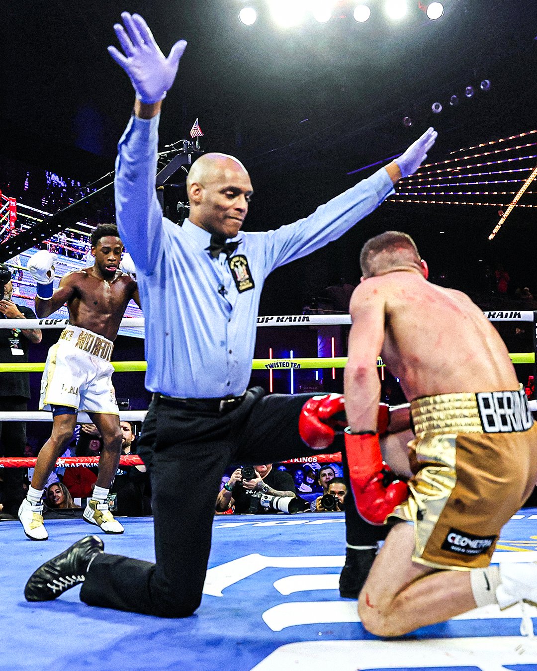 Беринчик проиграл Дэвису техническим нокаутом и потерял пояс WBO: фото и видео