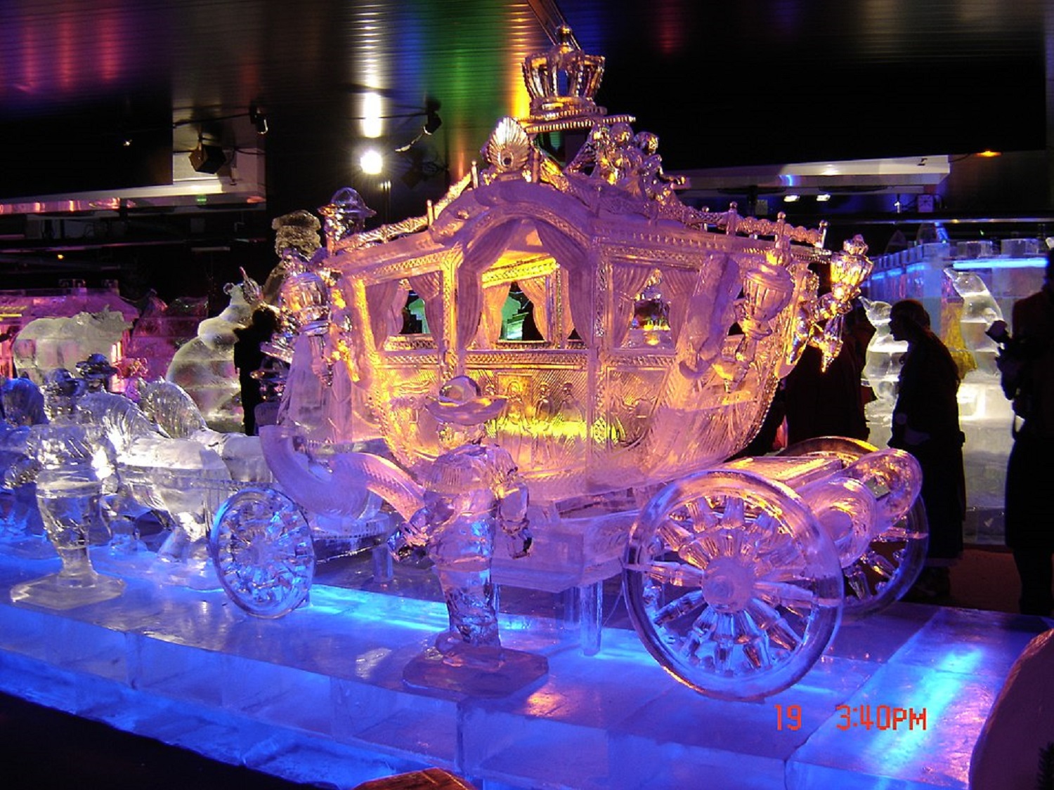 От ледяных фестивалей до снежных боев: самые удивительные зимние традиции