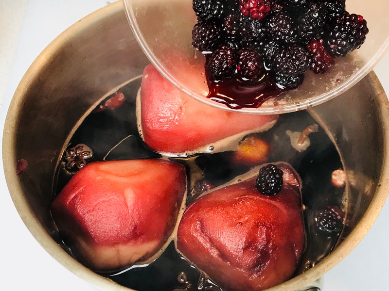 Клопотенко поділився рецептом ідеального глінтвейну з грушами: зігріє і скрасить вечір