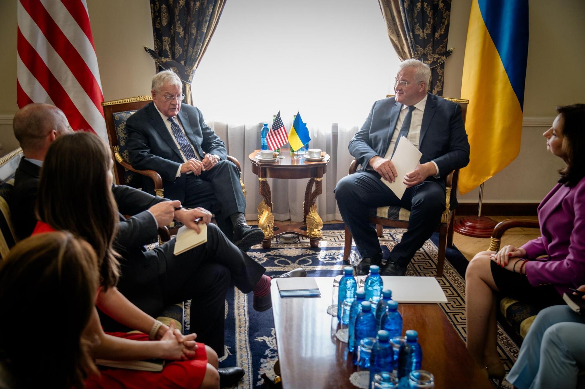 Келлог в Киеве уже второй день: с кем и о чем говорил