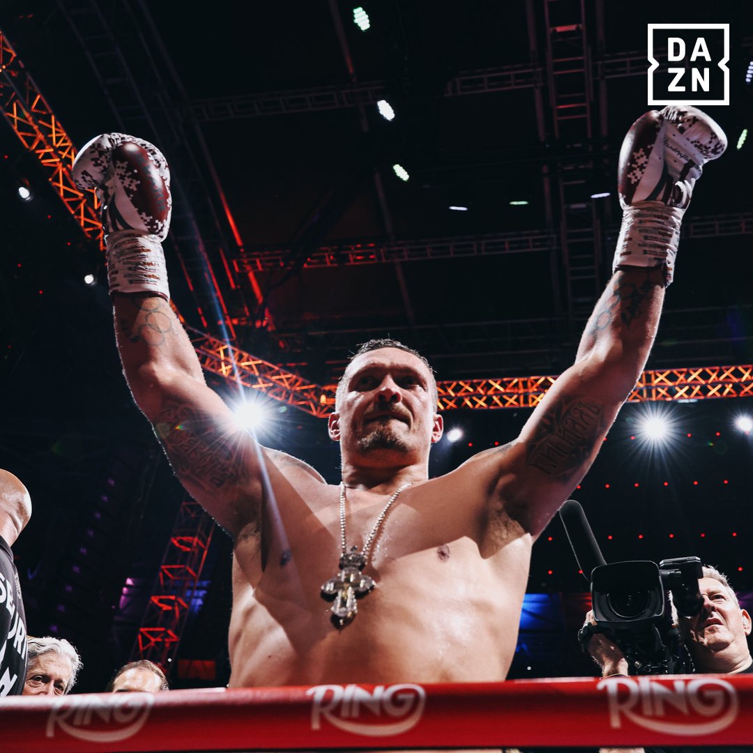 Що сказав Усик одразу після бою з Дюбуа: перші слова українця з рингу вразили всіх