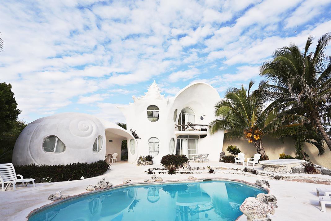 Дом-ракушка и ферма с привидениями: необычные дома для аренды по всему миру