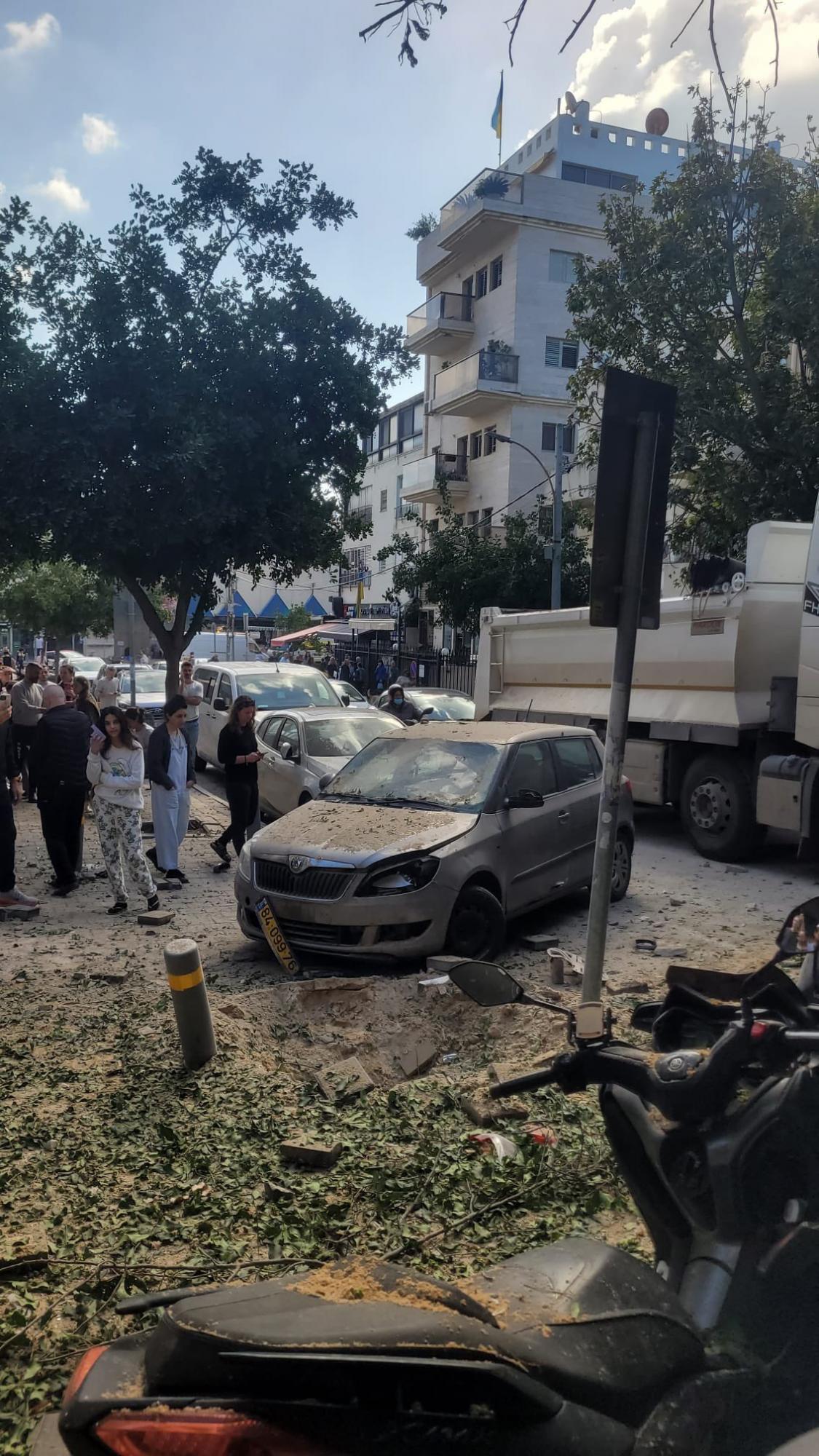 Части иранской кассетной ракеты рухнули возле посольства Украины в Израиле (фото)