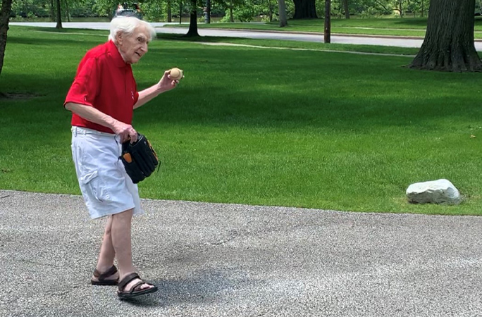 Найстаріший практикуючий лікар у світі назвав 5 правил для довгого і щасливого життя