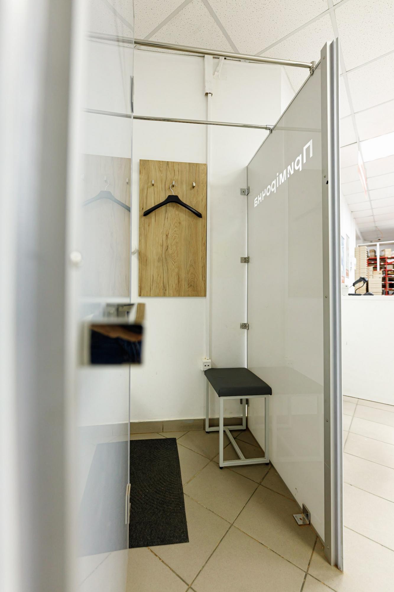 "Нова пошта" уже встановлює примірочні у відділеннях: як це виглядає (фото)