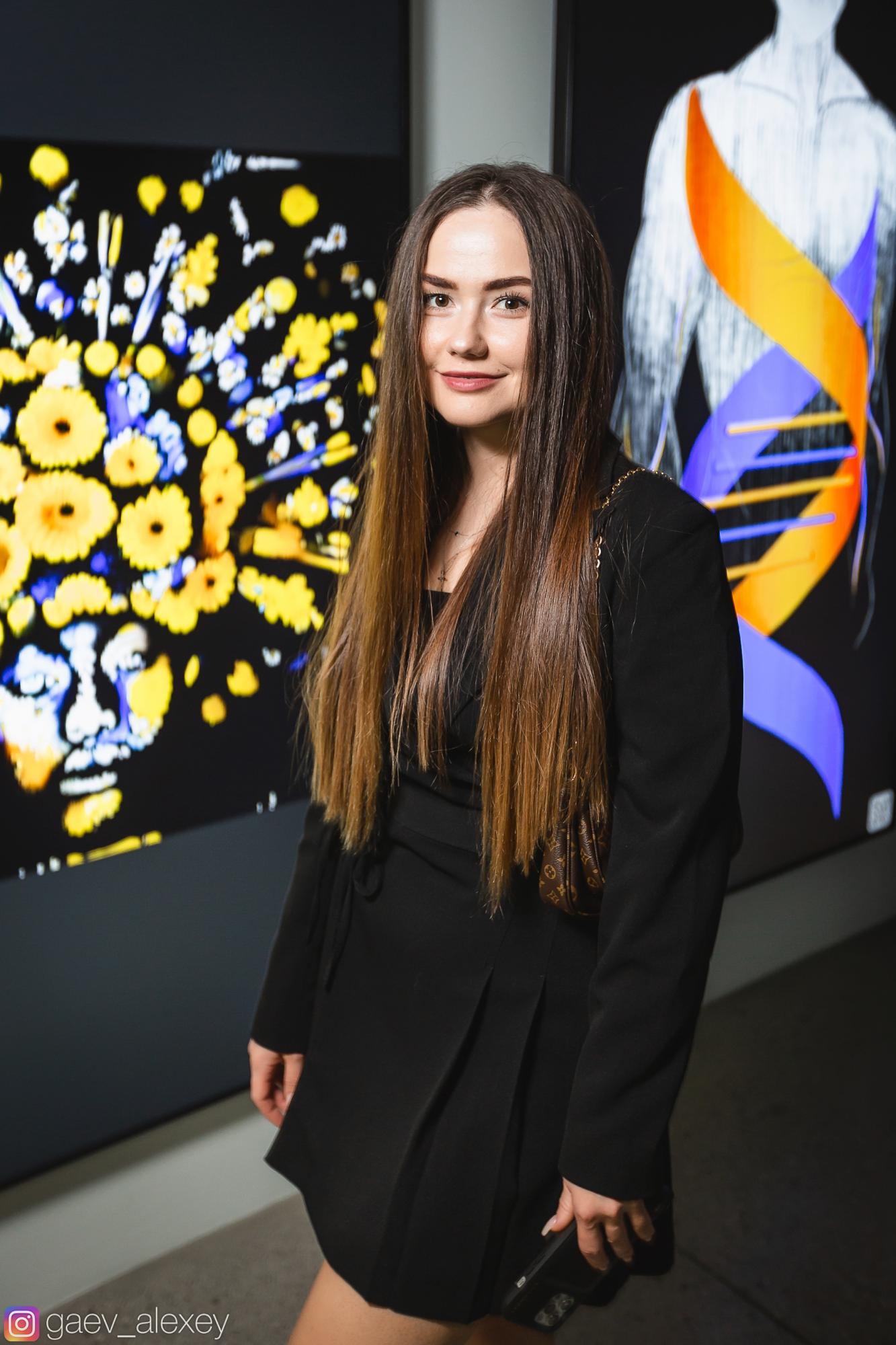 В США открыли уникальную выставку для помощи украинцам. Некоторые картины дети рисовали прямо в бомбоубежищах