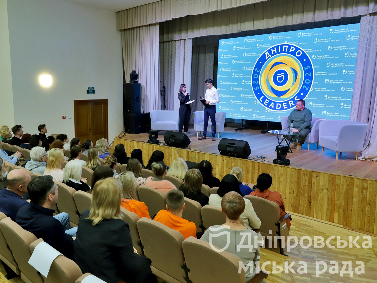 Філатов вручив подяки педагогам та школярам, які волонтерять та допомагають ЗСУ