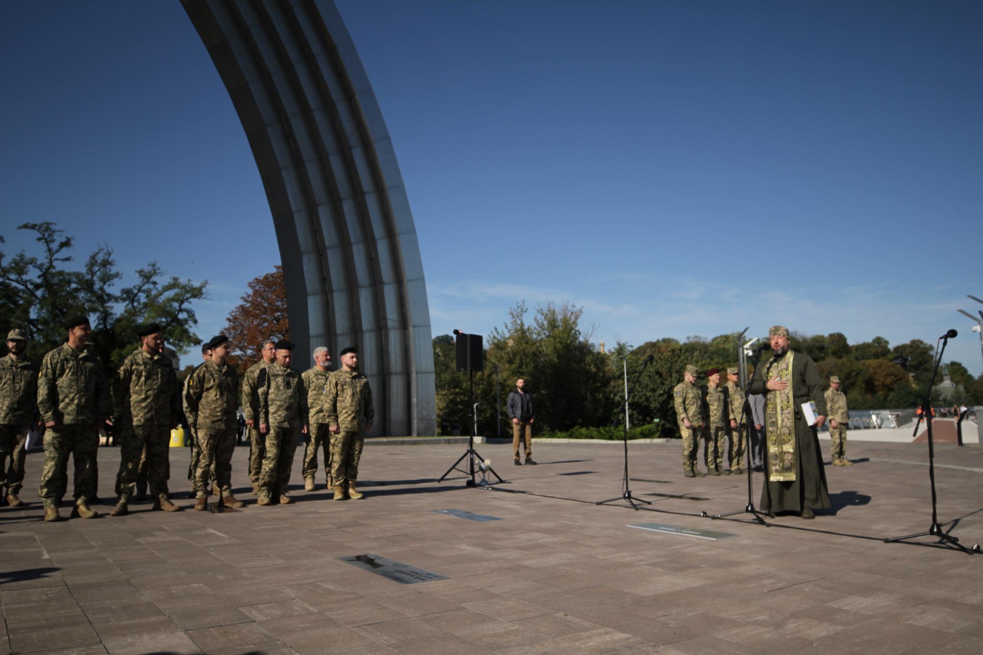 "Це не машини, а люди". У Києві встановили пам'ятний знак на честь Дня танкових військ