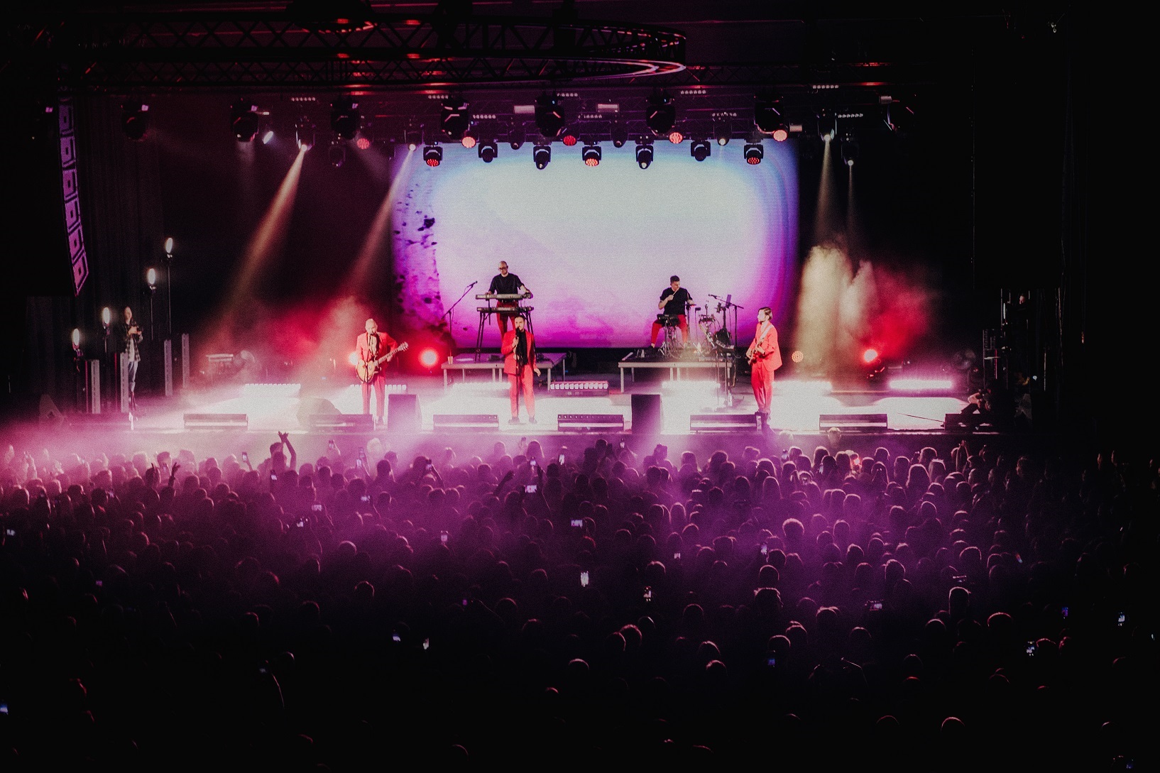 Українських музикантів закидали білизною на концерті в Києві (фото)