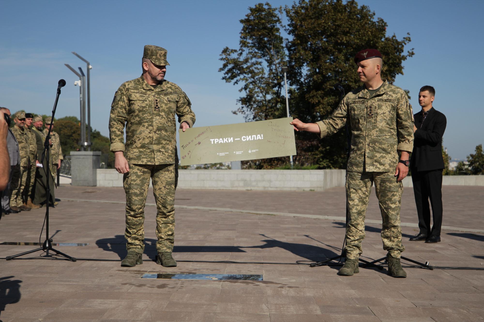 "Це не машини, а люди". У Києві встановили пам'ятний знак на честь Дня танкових військ