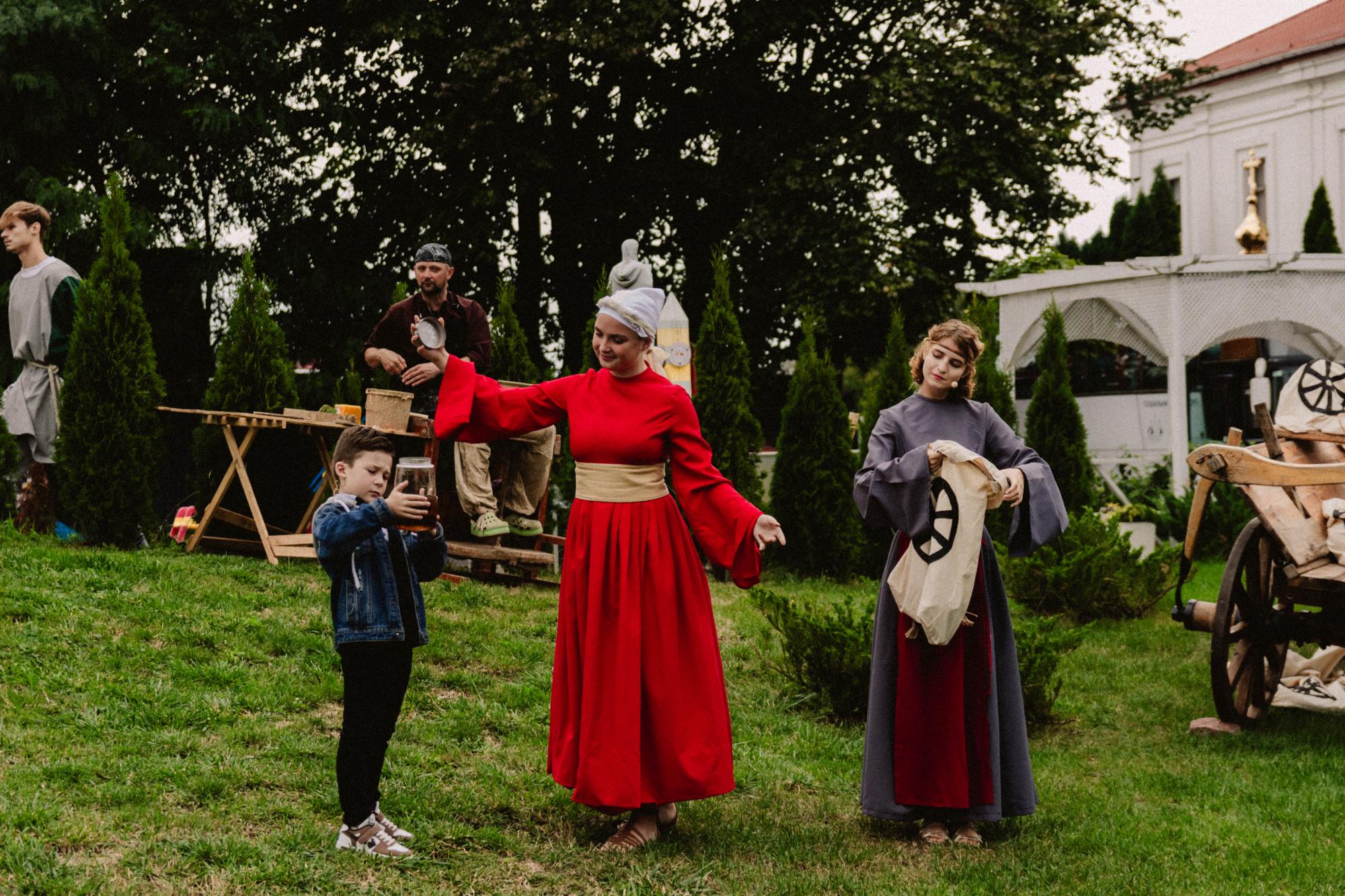 "Життя набуває сенсу". Як на Волині за допомогою культури і традицій адаптовують переселенців