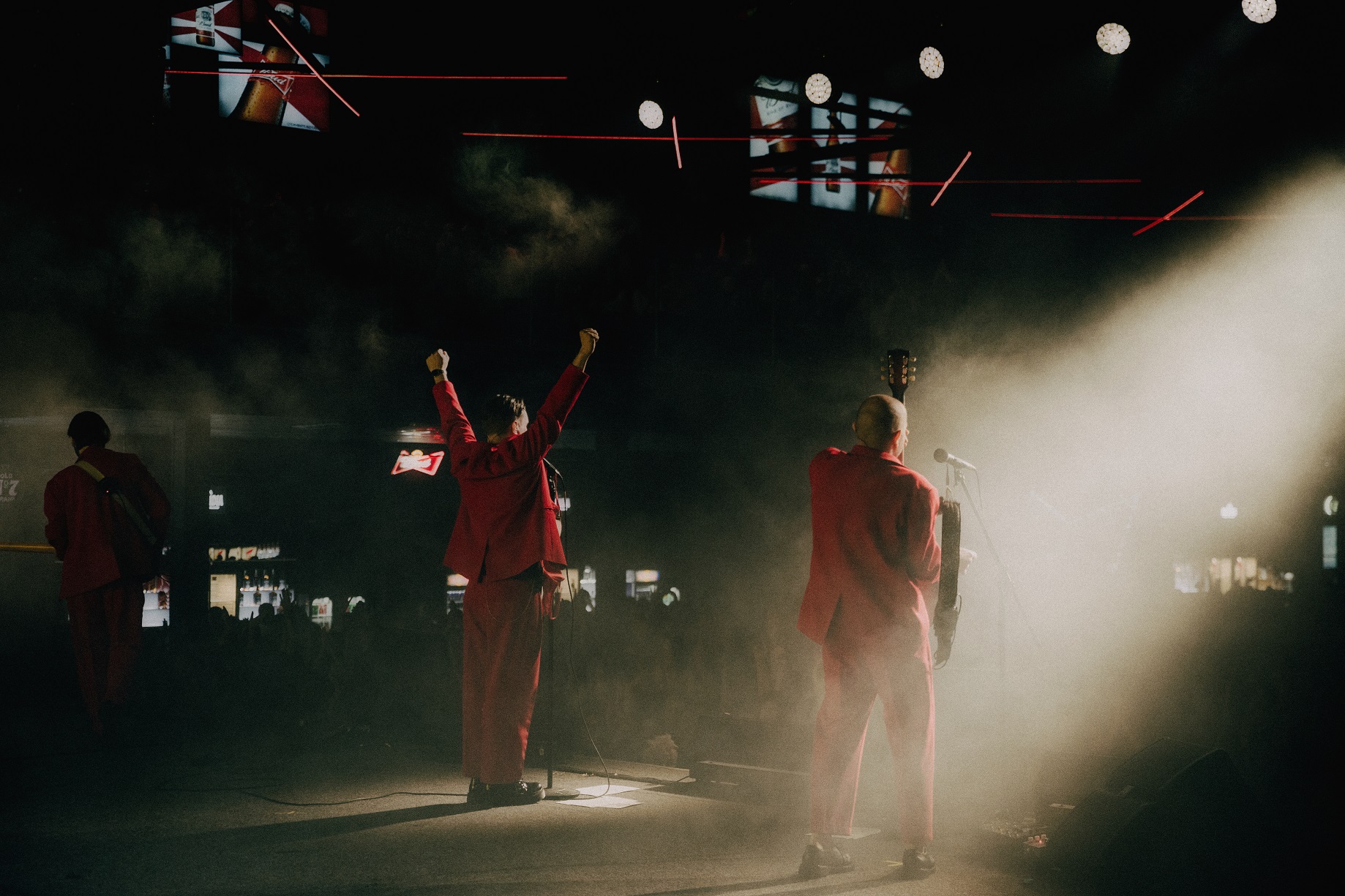 Українських музикантів закидали білизною на концерті в Києві (фото)