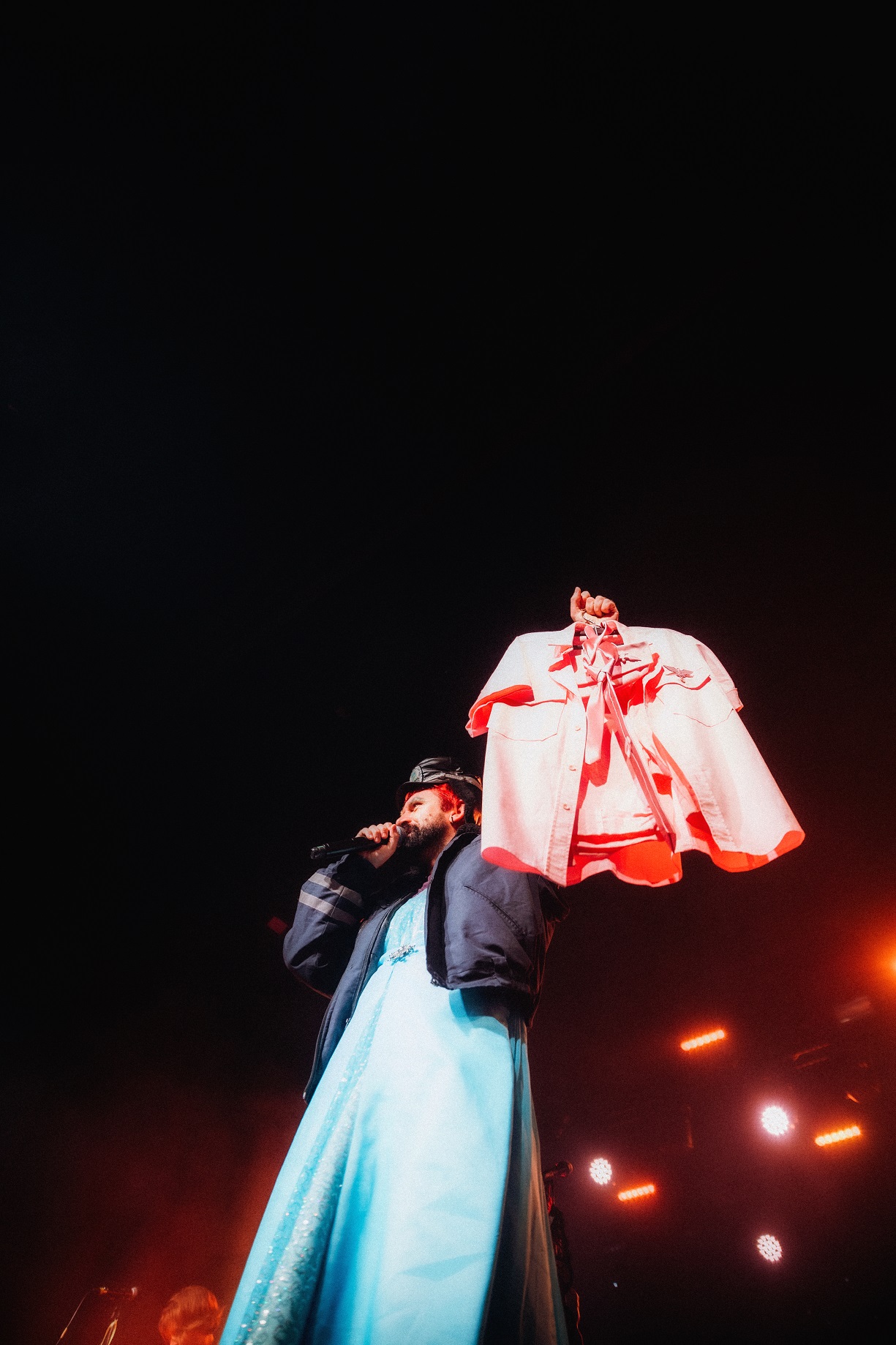 Українських музикантів закидали білизною на концерті в Києві (фото)