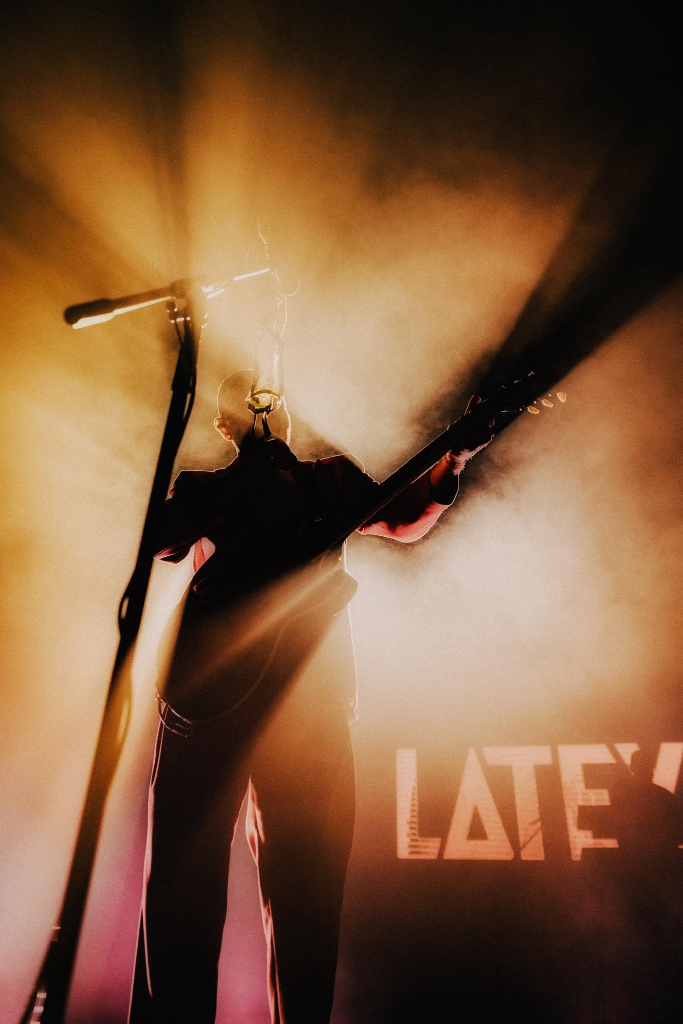 Украинских музыкантов забросали бельем на концерте в Киеве (фото)